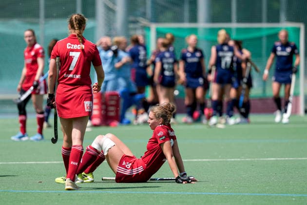 from left Johanna Czech KTHC, 7 , Felicia Wiedermann KTHC, 30 , players of Rot Weiss Köln KTHC , disappointed about the defeat, disappointment after the final whistle, highlight, loser, lost, frustration, disappointed, pessimistic, 24 05 2026, Mannheim Germany , Hockey, German Championship, Quarterfinal 3, Women, Mannheimer HC Rot Weiss Köln xozx