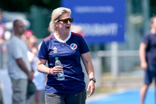 Sofie Gierts coach, head coach, MHC , gives instructions, gestures, gesturing with arms, single picture, single photo, action, action, 24 05 2026, Mannheim Germany , Hockey, German Championship, Quarterfinal 3, Women, Mannheimer HC Rot Weiss Köln xozx
