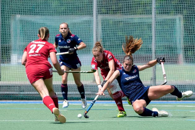 from left Sophie Prumbaum KTHC, 27 , Felicia Wiedermann KTHC, 30 , Sonja Zimmermann MHC, 11 , duel, duel scene, duel, tackle, tackling, dynamics, action, action, 24 05 2026, Mannheim Germany , Hockey, German Championship, Quarterfinal 3, Women, Mannheimer HC Rot Weiss Köln xozx