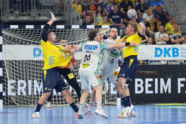 24 05 2026, xgox, Handball Daikin HBL Rhein Neckar Löwen SC Magdeburg emspor, v l Jannik Kohlbacher Rhein Neckar Loewen, 80 , Elvar Oern Jonsson Magdeburg, 19 , Tim Zechel Magdeburg, 9 , Edwin Aspenbaeck Rhein Neckar Loewen, 78 duel, fight, tackle Mannheim