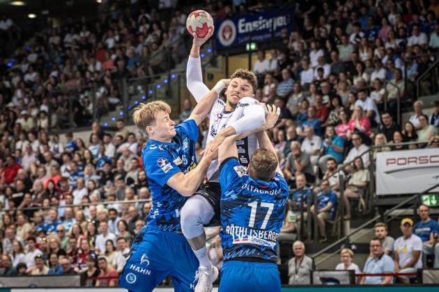 Marko Grgic SG Flensburg Handewitt, 17 between Linus Schmid TVB Stuttgart, 18 and Samuel Roethlisberger TVB Stuttgart, 17 GER, TVB Stuttgart SG Flensburg Handewitt, DAIKIN HBL, Handball, Bundesliga, 32 Matchday, Season 2025 2026, 24 05 2026 GER, TVB Stuttgart SG Flensburg Handewitt, DAIKIN HBL, Handball, Bundesliga, 32 Matchday, Season 2025 2026, 24 05 2026 Stuttgart Copyright: xSandyxDinkelackerx EP_SDR