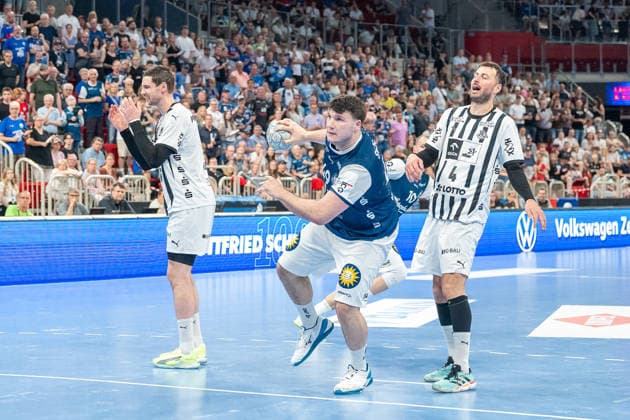 Aron Seesing Bergischer HC 06, 49 has prevailed against Domagoj Duvnjak THW Kiel, 04 and is about to throw Bergischer HC vs THW KIel, Handball, DAIKIN HBL, 32 Matchday, Season 2025 2026, 24 05 2026 Bergischer HC vs THW Kiel, Handball, DAIKIN HBL, 32 Matchday, Season 2025 2026, 24 05 2026 Duesseldorf Copyright: xEibner-Pressefoto ThomasxHaeslerx EP_THR