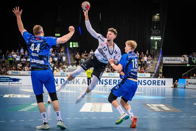 Marko Grgic SG Flensburg Handewitt, 17 between Lenny Rubin TVB Stuttgart, 44 , left and Linus Schmid TVB Stuttgart, 18 , right GER, TVB Stuttgart SG Flensburg Handewitt, DAIKIN HBL, Handball, Bundesliga, 32 Matchday, Season 2025 2026, 24 05 2026 GER, TVB Stuttgart SG Flensburg Handewitt, DAIKIN HBL, Handball, Bundesliga, 32 Matchday, Season 2025 2026, 24 05 2026 Stuttgart Copyright: xSandyxDinkelackerx EP_SDR