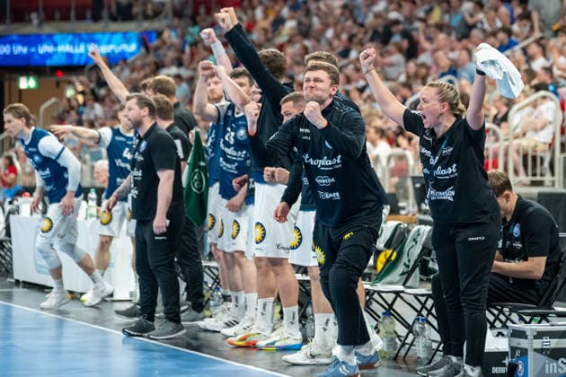 Cheering on the bench of Bergischer HC Lukas Diedrich Bergischer HC 06, 16 and Franziska Wittig Bergischer HC Bergischer HC Bergischer HC vs THW KIel, Handball, DAIKIN HBL, Matchday 32, Season 2025 2026, 24 05 2026 Bergischer HC vs THW Kiel, Handball, DAIKIN HBL, Matchday 32, Season 2025 2026, 24 05 2026 Duesseldorf Copyright: xEibner-Pressefoto ThomasxHaeslerx EP_THR