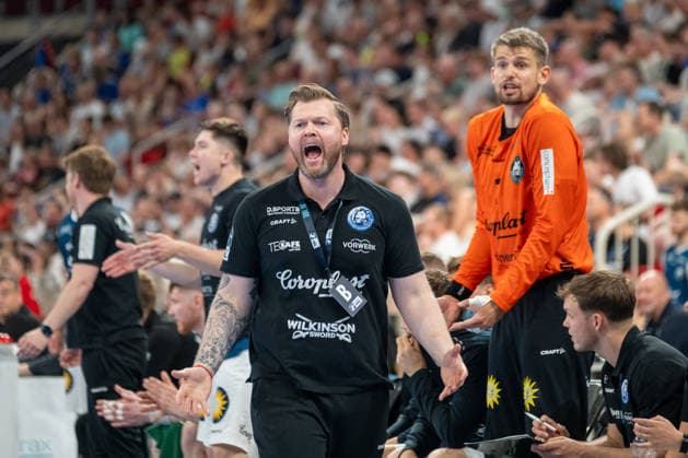 Arnor Thor Gunnarsson Bergischer HC 06, Co Coach disagrees with the referees decision Bergischer HC vs THW KIel, Handball, DAIKIN HBL, Matchday 32, Season 2025 2026, 24 05 2026 Bergischer HC vs THW Kiel, Handball, DAIKIN HBL, Matchday 32, Season 2025 2026, 24 05 2026 Duesseldorf Copyright: xEibner-Pressefoto ThomasxHaeslerx EP_THR