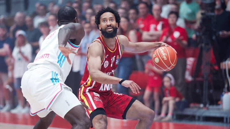 In the picture from left Tyler Birts Telekom Baskets Bonn, 5 against Davion Mintz Wuerzburg Baskets, 10 on the ball 24 05 2026, Basketball, Fitness First Wuerzburg Baskets vs Telekom Baskets Bonn, easyCredit BBL Playoffs, 4 Quarterfinals, Germany, 97072, tectake Arena Wuerzburg, Copyright: HMBxMedia xJulienxBecker