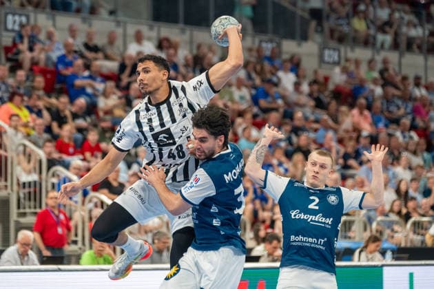 Duel between Mohab Abdelhak THW Kiel, 48 and Eloy Morante Maldonado Bergischer HC 06, 33 Bergischer HC vs THW KIel, Handball, DAIKIN HBL, Matchday 32, Season 2025 2026, 24 05 2026 Bergischer HC vs THW Kiel, Handball, DAIKIN HBL, Matchday 32, Season 2025 2026, 24 05 2026 Duesseldorf Copyright: xEibner-Pressefoto ThomasxHaeslerx EP_THR