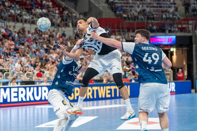 Mohab Abdelhak THW Kiel, 48 comes to throw against Gerdas Barbarskas Bergischer HC 06, 14 and Aron Seesing Bergischer HC 06, 49 Bergischer HC vs THW KIel, Handball, DAIKIN HBL, Matchday 32, Season 2025 2026, 24 05 2026 Bergischer HC vs THW Kiel, Handball, DAIKIN HBL, Matchday 32, Season 2025 2026, 24 05 2026 Duesseldorf Copyright: xEibner-Pressefoto ThomasxHaeslerx EP_THR