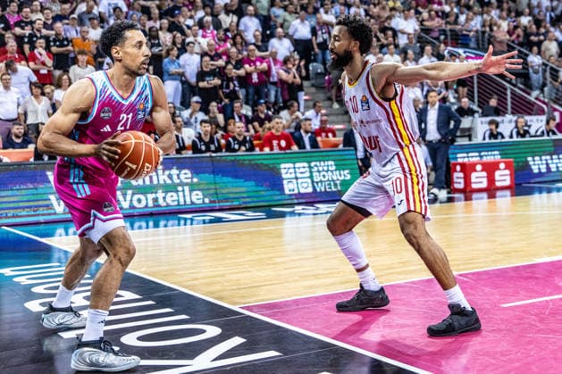 Joel Sadu Aminu Telekom Baskets Bonn, 21 vs Davion Mintz Fitness First Wuerzburg Baskets, 10 Telekom Baskets Bonn vs Fitness First Wuerzburg Baskets, Basketball, easy Credit BBL, Playoffs, Quarterfinals, Matchday 5, 2025 2026, 27 05 2026 Telekom Baskets Bonn vs Fitness First Wuerzburg Baskets, Basketball, easy Credit BBL, Playoffs, Quarterfinals, Matchday 5, 2025 2026, 27 05 2026 Bonn Copyright: xEibner-Pressefoto GerhardxWingenx EP_GWR