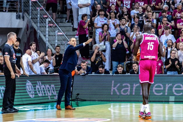 Marko Stankovic Telekom Baskets Bonn, Headcoach gives Kur Jongkuch Telekom Baskets Bonn, 15 Instructions Telekom Baskets Bonn vs Fitness First Wuerzburg Baskets, Basketball, easy Credit BBL, Playoffs, Quarterfinals, Matchday 5, 2025 2026, 27 05 2026 Telekom Baskets Bonn vs Fitness First Wuerzburg Baskets, Basketball, easy Credit BBL, Playoffs, Quarterfinals, Matchday 5, 2025 2026, 27 05 2026 Bonn Copyright: xEibner-Pressefoto GerhardxWingenx EP_GWR