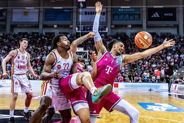 Alijah Comithier Telekom Baskets Bonn, 02 is tackled and Jonathan Baehre Telekom Baskets Bonn, 01 stretches for the ball against Johnathan Stove Fitness First Wuerzburg Baskets, 22 , 219 in the background Telekom Baskets Bonn vs Fitness First Wuerzburg Baskets, Basketball, easy Credit BBL, Playoffs, Quarterfinals, Matchday 5, 2025 2026, 27 05 2026 Telekom Baskets Bonn vs Fitness First Wuerzburg Baskets, Basketball, easy Credit BBL, Playoffs, Quarterfinals, Matchday 5, 2025 2026, 27 05 2026 Bonn Copyright: xEibner-Pressefoto GerhardxWingenx EP_GWR