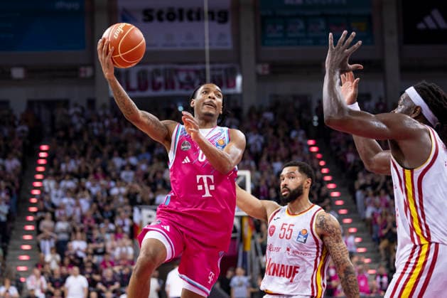 Jalen FINCH BON 0, left on the ball, throwing, in a duel against David MUENKAT WUE 55, mi and Charles THOMPSON WUE 32, right , action, final score 66 63, Basketball 1 Bundesliga Telekom Baskets Bonn Fitness First Wuerzburg Baskets Würzburg BON vs WUE Playoffs, Quarterfinals, 5 Game, in T E L E C O M D O M E, on 27 05 2026, Â