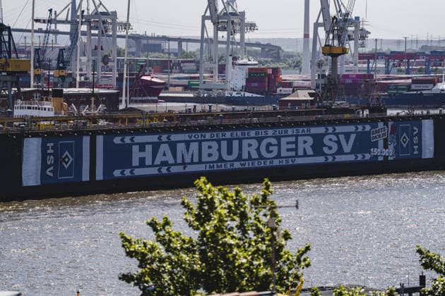 Germany, Hamburg, Port of Hamburg, Blohm Voss Dock 11, Dock 11, floating dock, Hamburger SV, HSV, HSV advertising, member advertising, HSV banner, HSV scarf, soccer culture, traditional club, promotion campaign, Raute Dich de, From the Elbe to the Isar always HSV, Port of Hamburg, Elbe, harbor cranes, container terminal, shipyard, shipyard industry, shipyard, dock facility, maritime scene, Industrial port, port panorama, port operations, shipping, water traffic, container port, port photography, maritime photography, urban photography, northern Germany, city view, industrial architecture, docklands, Elbe view, morning light, sunlight, summer light, Hamburg skyline, port industry, large shipyard, banner advertising, outdoor advertising, logistics, container logistics, wind turbines Copyright: xStefanxTrochax