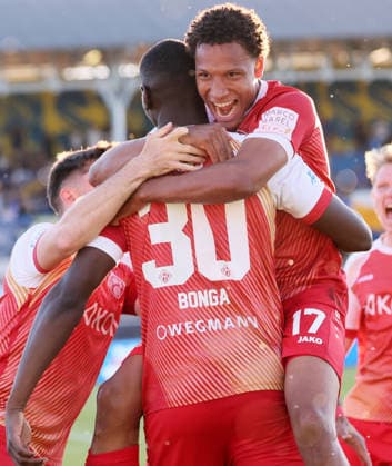 Leipzig, 28 05 2026, Bruno Plache Stadion, Fußball, Aufstiegspiele um den Aufstieg zut 3 Liga , Hinspiel , 1 FC Lokomotive Leipzig vs Würzburger Kickers , Im Bild Tor für Kickers Würzburg Liam Omore 17, Würzburg trifft per Kopf zum 0 1 und jubiert mit den Teamkollegen , Nur zur redaktionellen Nutzung Only editorial use NOFV DFB regulations prohibit any use of photographs as image sequences and or quasi video , Picture Point