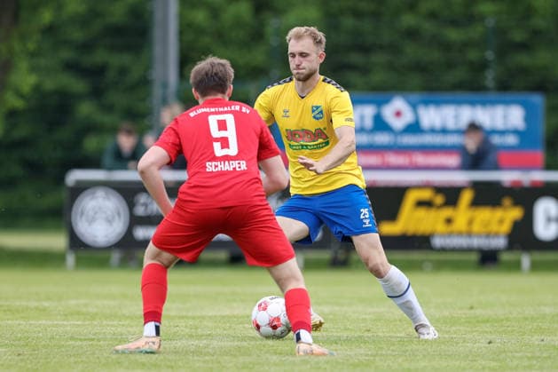 from left Tristan Schaper Blumenthaler SV, 9 and Tyler Körting SV Todesfelde, 25 in duel, duel, dynamics, action, action, game scene, 30 05 2026, Todesfelde Germany , Football, Promotion round Regionalliga Nord, SV Todesfelde Blumenthaler SV xobx
