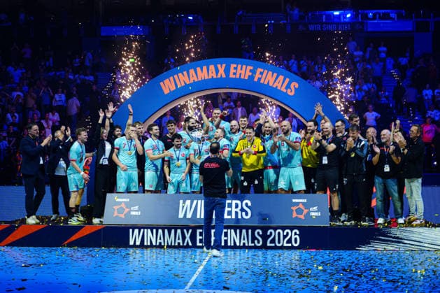 Roberto Garcia Parrondo MT Melsungen, Coach with EHF Cup GER, THW Kiel vs MT Melsungen, Handball, EHF European League, Final, Season 2025 2026, 31 05 2026 GER, THW Kiel vs MT Melsungen, Handball, EHF European League, Final, Season 2025 2026, 31 05 2026 Hamburg Copyright: xEibner-Pressefoto MarcelxvonxFehrnx EP_MFN