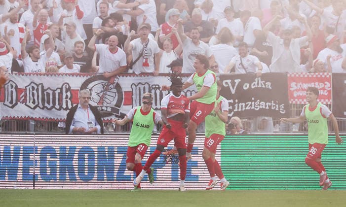 Würzburg, 01 06 2026, Stadion am Dallenberg, Fußball, Aufstiegspiele zur 3 Liga, Rückspiel , FWK Würzburger Kickers vs 1 FC Lok Leipzig , Tor für Würzburg zum 2 1 Im Bild Torschütze Cherif Cisse mi , 11, Würzburg , Torjubel , Nur zur redaktionellen Nutzung Only editorial use NOFV DFB regulations prohibit any use of photographs as image sequences and or quasi video , Picture Point