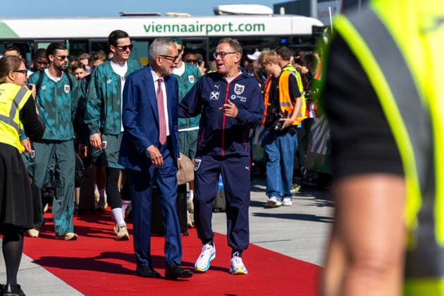 Sport Bilder des Tages SOCCER - FIFA World Cup, WM, Weltmeisterschaft, Fussball 2026, preview VIENNA,AUSTRIA,04.JUN.26 - SOCCER - FIFA World Cup 2026, USA, Mexico, Canada, preview, farewell OEFB, Oesterreichischer Fussball-Bund. Image shows president Alexander van der Bellen (Austria) and head coach Ralf Rangnick (AUT). GEPAxpictures xPhilippxBrem