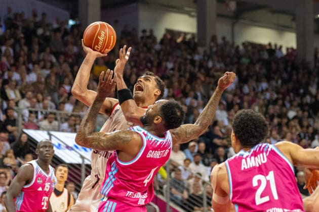 duel between Kilian Fischer FC Bayern Muenchen, 01 and Jeff Garrett Jr Telekom Baskets Bonn, 04 Telekom Baskets Bonn vs FC Bayern Muenchen, basketball, e@sy credit BBL, semi-final, 3 match, 2025 2026 season, 04 06 2026 Telekom Baskets Bonn vs FC Bayern Muenchen, basketball, e@sy credit BBL, semi-final, 3 match, 2025 2026 season, 04 06 2026 Bonn Copyright: xEibner-Pressefoto ThomasxHaeslerx EP_THR
