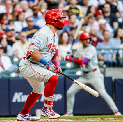 Philadelphia Phillies designated hitter Kyle Schwarber hits a single in the fourth inning of the MLB, Baseball Herren, USA game between the Philadelphia Phillies and the Milwaukee Brewers at American Family Field in Milwaukee, Wisconsin on Friday, June 12, 2026. MIL20260612815 TANNENxMAURY