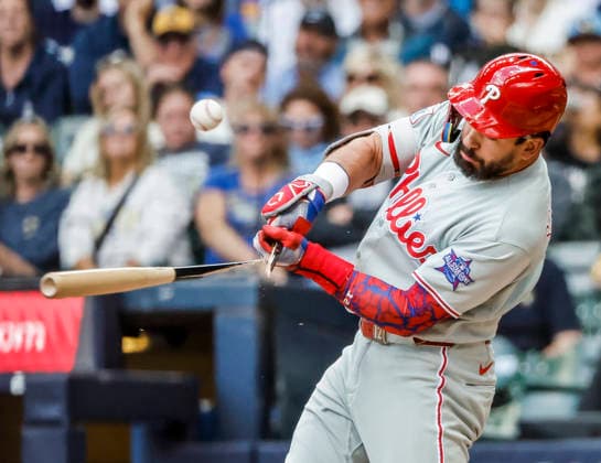 Philadelphia Phillies designated hitter Kyle Schwarber shatters his bat as he flies out in the eighth inning of the MLB, Baseball Herren, USA game between the Philadelphia Phillies and the Milwaukee Brewers at American Family Field in Milwaukee, Wisconsin on Sunday, June 14, 2026. MIL20260614836 TANNENxMAURY