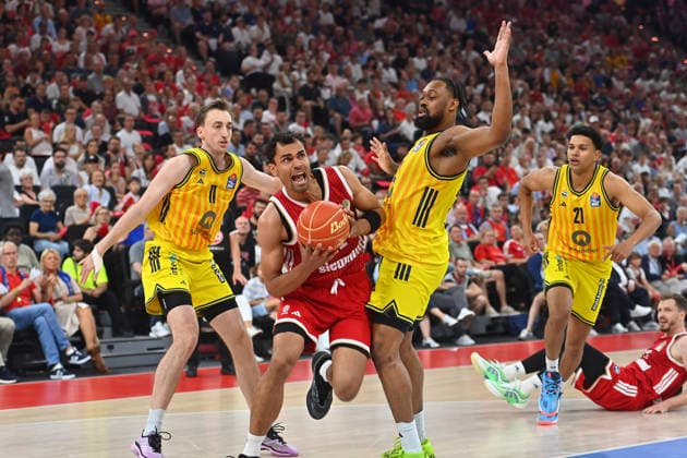 Oscar DA SILVA (FCB), Action, Head-to-Head Battle Against Moses WOOD (Berlin, left) and J Wan ROBERTS (Berlin), Basketball BBL, 2025–2026 Season, Playoff Finals, Game 5, FC Bayern Munich vs. Alba Berlin on June 21, 2026, at SAP GARDEN,detected_source_language