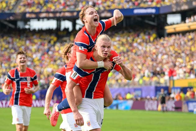 Soccer, 2026 World Cup, 20260705, Brazil vs. Norway; Pictured: Goal 0-2, goal celebration; from left: Andreas SCHJELDERUP (Norway), 21; goal scorer: Erling HAALAND (Norway), 9; East Rutherford, New York, New Jersey; Stadium, New Jersey, United States of America Copyright: Passion2Press MarkusxFischerx