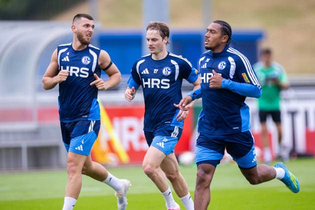 July 8, 2026, Soccer, FC Schalke 04 training: Hasan Kurucay (FC Schalke 04), Finn Porath (FC Schalke 04), Anton Donkor (FC Schalke 04) at the FC Schalke 04 training facility in Gelsenkirchen, North Rhine-Westphalia, Germany xRHR PHOTO YYx Copyright: RHR-FOTOx RHR-FOTO YY