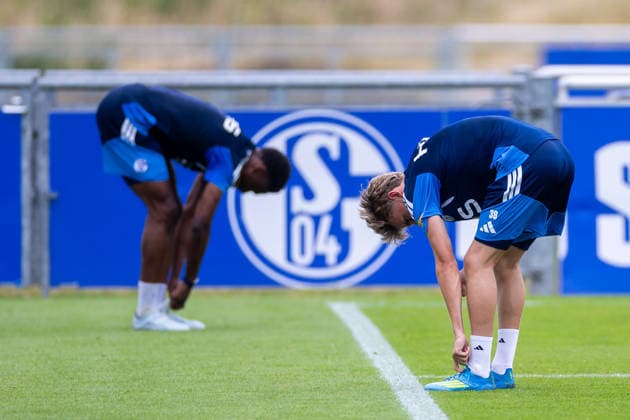 July 8, 2026, Soccer, FC Schalke 04 training: Junior Adamu (FC Schalke 04) and Luca Vozar (FC Schalke 04) take off their cleats at the FC Schalke 04 training facility in Gelsenkirchen, North Rhine-Westphalia, Germany xRHR PHOTO YYx Copyright: RHR-FOTOx RHR-FOTO YY