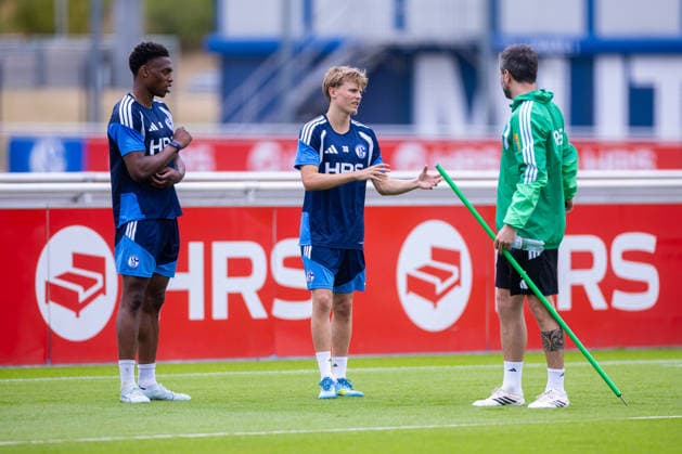 July 8, 2026, Soccer, FC Schalke 04 training session: Junior Adamu (FC Schalke 04), Luca Vozar (FC Schalke 04), Assistant Coach Tim Hoogland (FC Schalke 04), Gelsenkirchen, FC Schalke 04 training facility, North Rhine-Westphalia, Germany, xRHR, PHOTO YYx Copyright: RHR-FOTOx RHR-FOTO YY