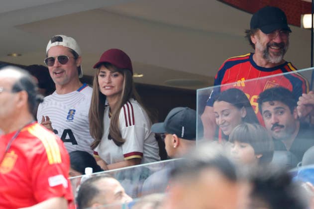 Fußball, FIFA WM 2026, Spanien - Belgien, Prominente auf der Tribüne #2 American actor Brad Pitt (L), Spanish actress Penelope Cruz (2-L), and Spanish actor Javier Bardem (R) attend in a 2026 FIFA World Cup, WM, Weltmeisterschaft, Fussball quarterfinal match between Spain and Belgium at SoFi Stadium in Los Angeles, USA, 10 July 2026. FIFA World Cup 2026 - quarterfinal - Spain vs. Belgium !ACHTUNG: NUR REDAKTIONELLE NUTZUNG! Copyright: xLavandeira.xJrx AMDEP8591 0861296592st