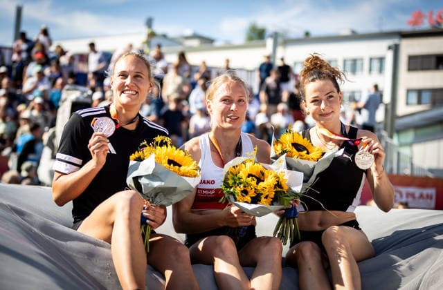 German Track and Field Championships—Women’s Pole Vault, Hanover, July 24, 2026. Beaming medalists in the women’s pole vault, from left: Sarah Franziska Vogel, Eintracht Frankfurt e.V., Anjuli Knäsche, VfB Stuttgart 1893, and Anna Hiesinger, LAZ Ludwigsburg. German Track and Field Championships, Women’s Pole Vault, on July 24, 2026, at Opernplatz in Hanover, Lower Saxony Copyright: xBEAUTIFULxSPORTS R.xSchmittx