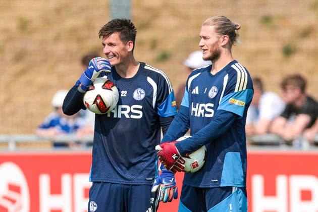 July 30, 2026, Soccer, FC Schalke 04 training session: Felipe Sanchez (FC Schalke 04), goalkeeper Loris Karius (FC Schalke 04) laughing at the FC Schalke 04 training facility in Gelsenkirchen, North Rhine-Westphalia, Germany xRHR PHOTO YYx Copyright: RHR-FOTOx RHR-FOTO YY