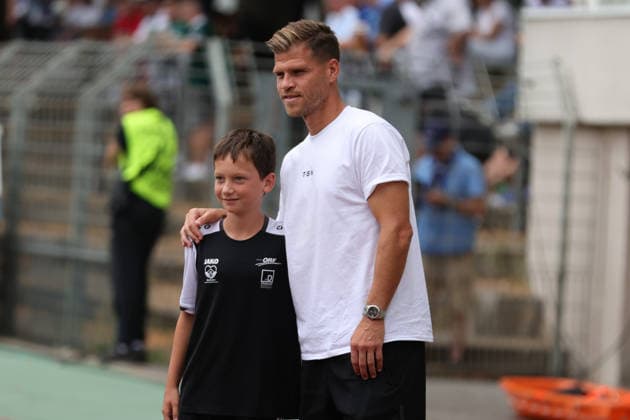 August 1, 2026, Men s Soccer, 2026–2027 Season, Bavarian Regional League, Matchday 2: 1 FC Schweinfurt 1905 vs. TSV 1860 Munich, Florian Niederlechner (1860 Munich), 07 with a fan before the game at the Schweinfurt Riedel Bau Arena in the Sachs Stadio, Bavaria, Lower Franconia, Germany