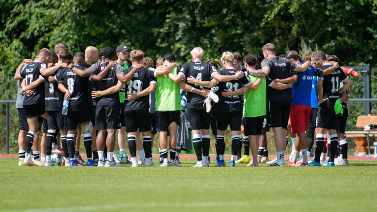 August 1, 2026, BW Schinkel Sports Field, Osnabrück, GER, 2nd and 3rd Divisions, Friendly Match: SV Meppen vs. VfL Osnabrück, the Meppen team after the game. DFL REGULATIONS PROHIBIT ANY USE OF PHOTOGRAPHS AS IMAGE SEQUENCES AND OR QUASI-VIDEO. Osnabrück, Lower Saxony, Netherlands, BW Schinkel Sports Field