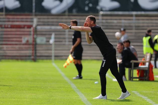 August 26, 2026, GER, Regionalliga Nord, Soccer, Matchday 1, 2026–2027 Season, Dietmar Scholze Stadium at the Lohmuehle, VfB Lübeck vs. SC Weiche Flensburg Coaching Zone, Sideline, Coaches’ Area, Technical Zone; Coach Kevin Rodewald of VfB Lübeck gives instructions, gestures, and signals with hand signals; Photo: nordphoto GmbH, Tauchnitz, Lübeck, Dietmar Scholze Stadium an der Lohmühle, SH, Germany Copyright: xnordphotoxGmbHx xTauchnitzx