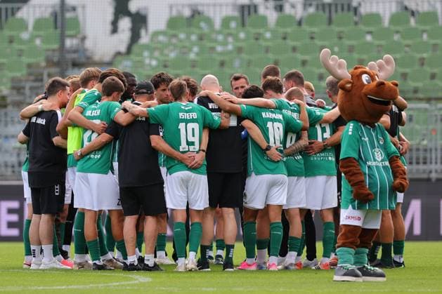 August 26, 2026, GER, Regionalliga Nord, Soccer, Matchday 1, 2026–2027 Season, Dietmar Scholze Stadium at the Lohmuehle, VfB Lübeck vs. SC Weiche Flensburg, Final Score 1–1, Post-match circle, VfB Lübeck, VfB Lübeck with mascot, Goals by the Moose, VfB Lübeck, Photo: nordphoto GmbH, Tauchnitz, Lübeck, Dietmar Scholze Stadium an der Lohmühle, SH, Germany Copyright: xnordphotoxGmbHx xTauchnitzx