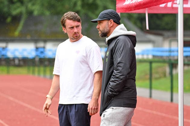 Soccer I Women’s I 2026–2027 Season I Friendly Match I RB Leipzig vs. VfL Wolfsburg I August 1, 2026 Jonas Stephan, Coach, Rasenballsport Leipzig, and Stephan Lerch, Coach, VfL Wolfsburg (right) in conversation at the Markranstädt grass field, Stadion am Bad Großfeld, Am Stadtbad 30, Saxony, Germany Copyright: xLobeca InesxHähnelx