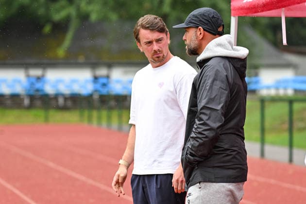 Soccer I Women’s I 2026–2027 Season I Friendly Match I RB Leipzig vs. VfL Wolfsburg I August 1, 2026 Jonas Stephan, Coach, Rasenballsport Leipzig, and Stephan Lerch, Coach, VfL Wolfsburg, talking shortly before kickoff at the Markranstädt grass field, Stadion am Bad Großfeld, Am Stadtbad 30, Saxony, Germany Copyright: xLobeca InesxHähnelx