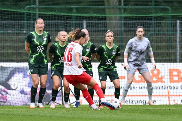 Soccer I Women I 2026–2027 Season I Friendly Match I RB Leipzig vs. VfL Wolfsburg I August 1, 2026 Annabel Schasching 16, Rasenballsport Leipzig takes the free kick, Sarai Linder 39, VfL Wolfsburg, Anny Kerim Lindland 38, VfL Wolfsburg, Thea Bjelde 2, VfL Wolfsburg, and Svenja Huth 10, VfL Wolfsburg form the Wolfsburg wall; Markranstädt Grass Field, Stadion am Bad Großfeld, Am Stadtbad 30, Saxony, Germany Copyright: xLobeca InesxHähnelx