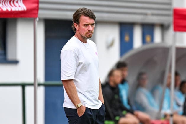 Soccer I Women’s I 2026–2027 Season I Friendly Match I RB Leipzig vs. VfL Wolfsburg I August 1, 2026 Jonas Stephan, coach of Rasenballsport Leipzig, has his hands in his pockets; cutout, close-up, portrait, Single photo, single image, body Markranstädt grass field, Stadion am Bad Großfeld, Am Stadtbad 30 Saxony, Germany Copyright: xLobeca InesxHähnelx