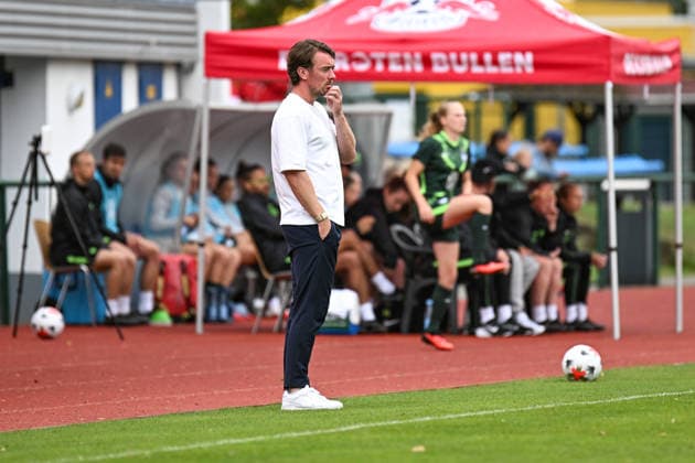 Soccer I Women’s I 2026–2027 Season I Friendly Match I RB Leipzig vs. VfL Wolfsburg I August 1, 2026 Jonas Stephan, coach of Rasenballsport Leipzig, stands pensively on the sideline; cropped shot, close-up, portrait, Single photo, single image, body Markranstädt grass field, Stadion am Bad Großfeld, Am Stadtbad 30 Saxony, Germany Copyright: xLobeca InesxHähnelx