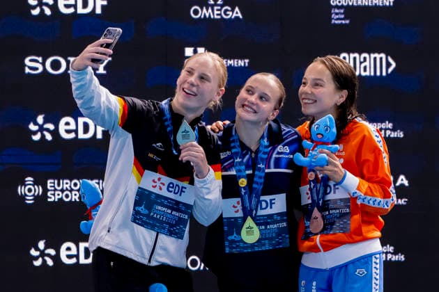 France, Paris, Centre Aquatique Olympique Metropole du Grand Paris, August 3, 2026, European Aquatics Championships – Artistic Swimming, Day 3, Women’s 10m Platform Final, Medal Ceremony for the Women’s 10m Platform Final: Pauline Alexandra Pfeif of Germany, Maisie Bond of Great Britain, and Else Praasternik of the Netherlands. Photo by Eibner Pressefoto Tino Henschel, European Aquatics Championships – Artistic Swimming, Day 3, Women’s 10m Platform Final, Paris Copyright: xEibnerxPressefotox