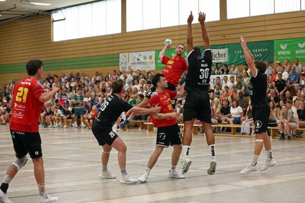 August 4, 2026, xovx, Lindencup Handball, HSG Linden vs. HSG Wettenberg, from left: Tristan Schepp (HSG Wettenberg), Luca Weimer (HSG Linden), Fabian Weide (HSG Wettenberg), Aron Weiße (HSG Wettenberg), Maduwike Okpara (HSG Linden), Moritz Schmeel (HSG Linden) Linden Stadthalle, Hesse, Germany, DE