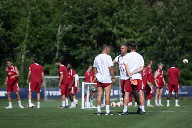 Martin Demichelis, RB Leipzig, Head Coach, center, with his assistants: Stefan Buck, RB Leipzig, Assistant Coach, right; Cristian Fiel, RB Leipzig, Assistant Coach; RB Leipzig, soccer, training camp in Austria, preseason, 2026–2027 season, GER, August 4, 2026, Eibner Press Photo: Andreas Ulmer, RB Leipzig, soccer, training camp in Austria, preseason, 2026–2027 season, GER, August 4, 2026, Copyright: xEibner-Pressefoto AndreasxUlmerx EP_AUR