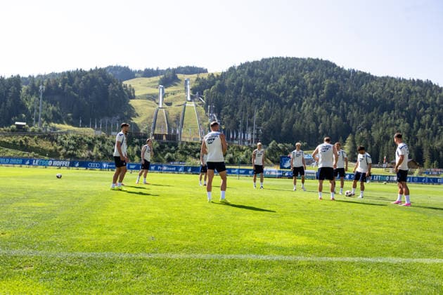Against the backdrop of the Toni Seelos Schanze, the TSG Hoffenheim players, TSG Hoffenheim, soccer, training camp, preseason, 2026–2027 season, GER, August 5, 2026, Eibner Press Photo by Andreas Ulmer, TSG Hoffenheim, soccer, training camp, preseason, 2026–2027 season, GER, August 5, 2026, Copyright: xEibner-Pressefoto AndreasxUlmerx EP_AUR