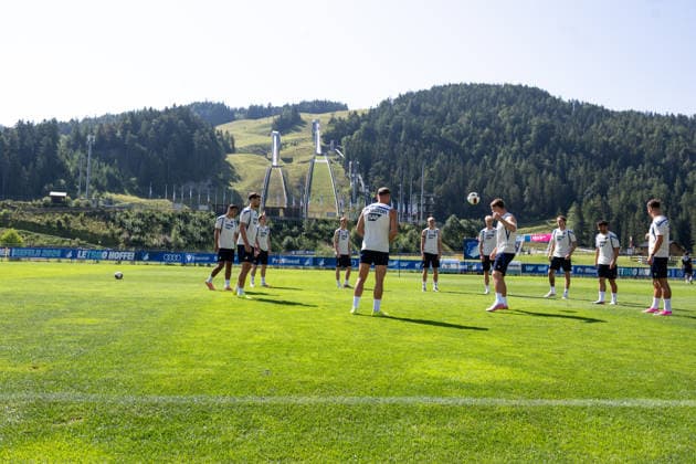 Against the backdrop of the Toni Seelos Schanze, the TSG Hoffenheim players, TSG Hoffenheim, soccer, training camp, preseason, 2026–2027 season, GER, August 5, 2026, Eibner Press Photo by Andreas Ulmer, TSG Hoffenheim, soccer, training camp, preseason, 2026–2027 season, GER, August 5, 2026, Copyright: xEibner-Pressefoto AndreasxUlmerx EP_AUR