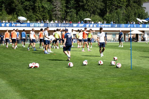 Players going about their business with a few fans in the background TSG Hoffenheim, soccer, training camp, preseason, 2026–2027 season, GER, August 5, 2026, Eibner Press Photo by Andreas Ulmer TSG Hoffenheim, soccer, training camp, preseason, 2026–2027 season, GER, August 5, 2026, Copyright: xEibner-Pressefoto AndreasxUlmerx EP_AUR