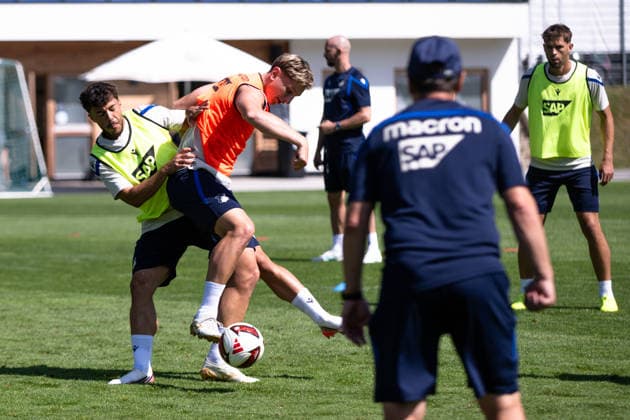 Umut Tohumcu, TSG Hoffenheim, 25, on the left against Hennes Behrens, TSG Hoffenheim, who plays tough, TSG Hoffenheim, soccer, training camp, preseason, 2026–2027 season, GER, August 5, 2026, Eibner Press Photo by Andreas Ulmer, TSG Hoffenheim, soccer, training camp, preseason, 2026–2027 season, GER, August 5, 2026, Copyright: xEibner-Pressefoto AndreasxUlmerx EP_AUR
