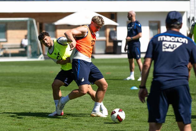 Umut Tohumcu, TSG Hoffenheim, 25, on the left against Hennes Behrens, TSG Hoffenheim, who plays tough, TSG Hoffenheim, soccer, training camp, preseason, 2026–2027 season, GER, August 5, 2026, Eibner Press Photo by Andreas Ulmer, TSG Hoffenheim, soccer, training camp, preseason, 2026–2027 season, GER, August 5, 2026, Copyright: xEibner-Pressefoto AndreasxUlmerx EP_AUR